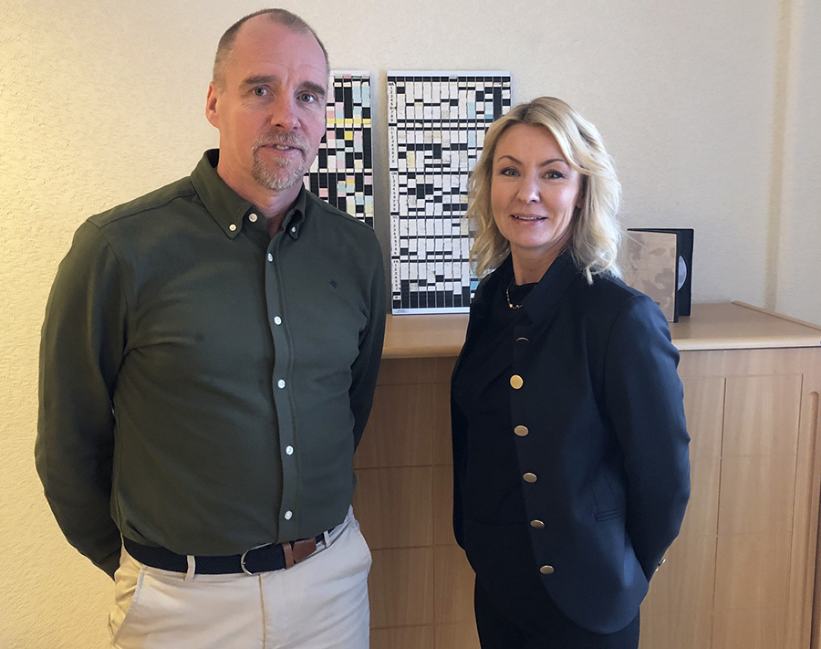 Samuel och Lena framf&ouml;r &auml;ldre schema red.jpg